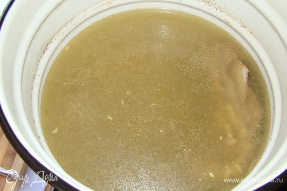 Вкуснее, конечно, варить суп на бульоне, для которого взять мясные свиные и говяжьи косточки, посолить и немного поперчить