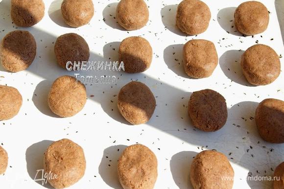 Из теста руками сформируйте шарики чуть больше грецкого ореха по величине и немного придавите их. Выложите на смазанный маслом противень.