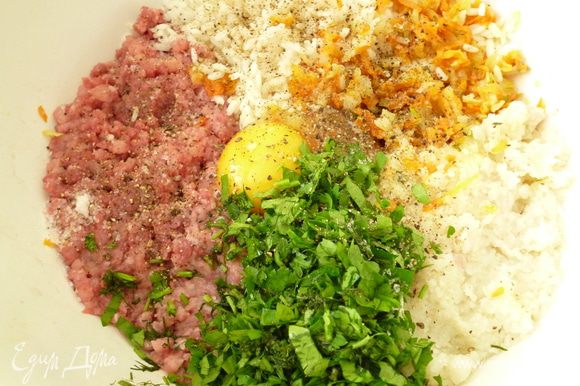 Мясо и цветную капусту пропустить через мясорубку,добавить отваренный рис,обжаренные лук и морковь,яйцо,измельченную зелень,соль и молотый перец.