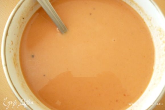 В отдельной посуде смешать сметану и томатную пасту,понемногу добавить теплую кипяченую воду и хорошо перемешать.Добавить по вкусу соль,сахар и молотый перец.
