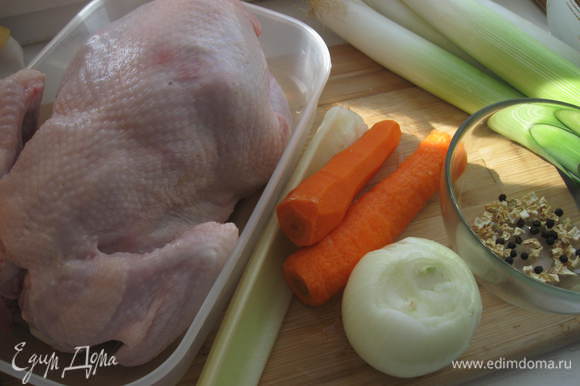 Курицу помыть, обсушить салфеткой. Сварить бульон, добавив репчатый , морковь, стебель сельдерея, корень петрушки, черный перец горошком, соль.