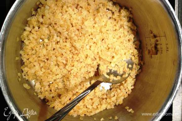 Пока тушится курица, сварим рис. Рис залить водой (воды должно быть в 0,5 больше риса, напр.: на 1 стакан риса 1,5 стакана воды), отварить до готовности.