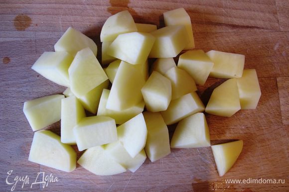 Картофель чистим, режем брусочками.