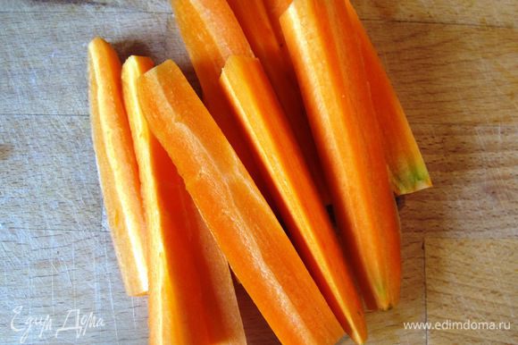 Морковь чистим, режем полосками/кружочками, чистим лук.