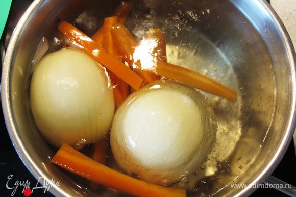 В кипящую воду бросаем очищенную целую луковицу и морковь, солим по вкусу, добавляем перец горошком, варим минут 5.