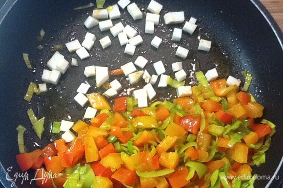 Положить на сковороду, прогреть 1 минуту. В готовом блюде сельдерей должен слегка похрустывать.