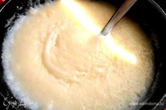 И варим густую манную кашу на молоке с сахаром,солью около 10 минут,помешивая.