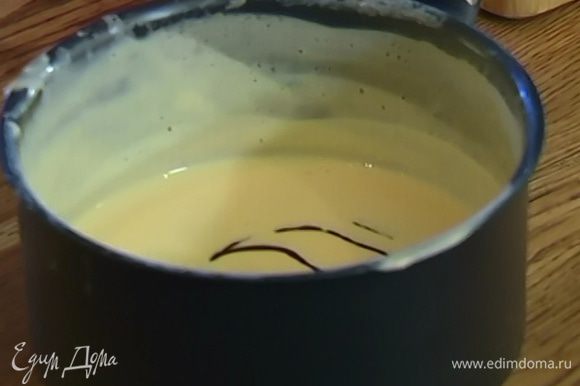 Половину черного растопленного шоколада добавить в другую часть молочного крема, перемешать и полностью остудить.