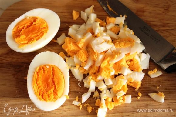 Яйца сварить вкрутую и порубить мелким кубиком.