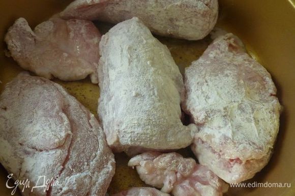В большой сковороде, нагрейте 1 столовую ложку масла на среднем огне. Добавить курицу, и жарить до золотисто-коричневого цвета, около 5 минут с каждой стороны.