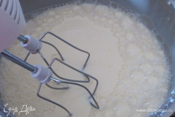 Крем: В молоко ,непрерывно работая миксером , ввести крахмал, желток и оставшийся сахар.