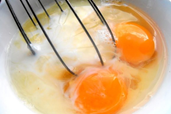 Яйца взбиваем со сливками.