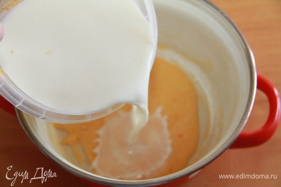 Заливаем яичную смесь горячим молоком, постоянно помешивая.