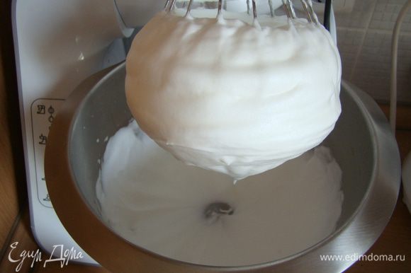 Разделяем яйца, белки взбиваем с соком в крепкую пену, добавляем сахар