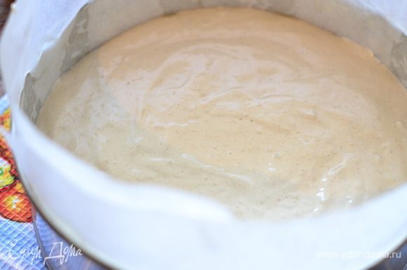 Вылить тесто в форму и выпекать около 40 минут при температуре 180 гр..готовность проверять деревянной шпажкой, в середине сухо, значит готово.