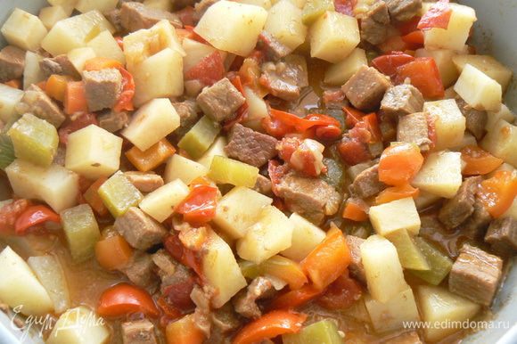 Картофель нарезать на кубики и добавить в сковороду,томатную пасту добавить когда картофель почти готов