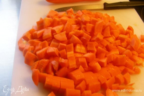 И морковь кубиками.