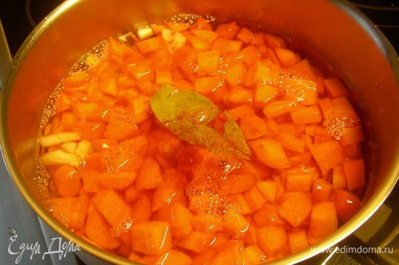 Выкладываем овощи в кастрюлю, добавляем чили/паприку и лавровый лист. Вливаем бульон и готовим до мягкости овощей минут 30.