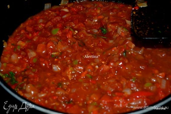 Добавить красный перец, готовить до мягкости. Затем свежие помидоры, петрушку, кетчуп, вустерский соус, соль и перец по вкусу . Тушить примерно 5 мин. Перемешивать. Снять с огня. Томатный релиш готов. Выход примерно 4 стакана.