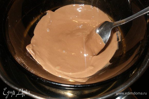 Растопить шоколад на водяной бане,затем остудить до теплого состояния (примерно 38 градусов).Шоколад при такой температуре не застынет,но будит плотным,поэтому ляжет на шарик довольно равномерно и не будет сильно растекаться.