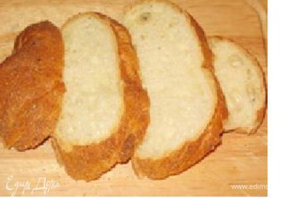 Нарезать ломтиками хлеб, срезать корки, придать форму прямоугольников. В смазанную сливочным маслом форму вылить половину крема, в него утопить хлеб, залить оставшемся кремом, дать настояться мин 5.
