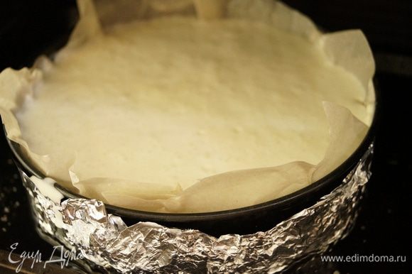 В форму вылить тесто. Поставить ее на противень, залитый горячей водой на высоту с палец толщиной. Противень вместе с формой поставить в разогретую до 150°C духовку на 1час 20 минут.