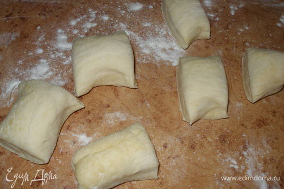 Тесто разделить на 2 части, из каждой части скатать колбаску, а затем нарезать ее на кусочки.