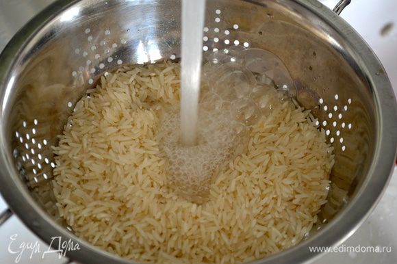Рис поместить в миску и промыть как следует холодной водой, сменяя ее несколько раз. Затем переложить в дуршлаг, еще раз обдать проточной водой...