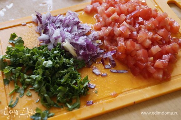 Нарезать мелко помидор, лук и зелень петрушки