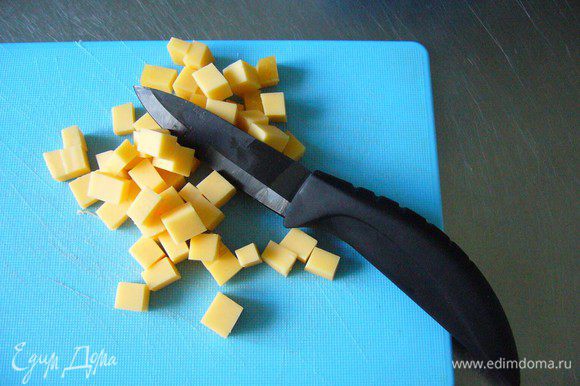 Сыр режем достаточно крупно.