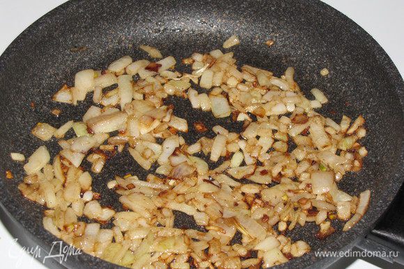 Очень тонко нашинковать, затем мелко порубить свежую капусту. Мелко нарезать лук. Оставьте в сковороде 2-3 ложки вытопленного жира, положите лук и обжаривайте до мягкости.