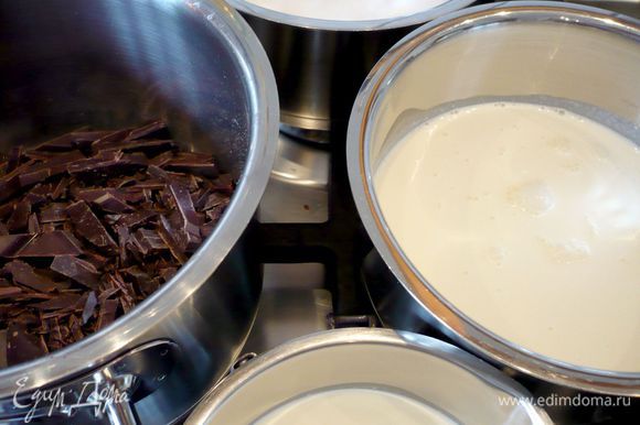 Режем шоколад, укладываем его в кастрюлю, в другую кастрюлю высыпаем сахар и добавляем в него 1 ст.л. воды, перемешиваем. В отдельные емкости разливаем сливки для карамели и для мусса.