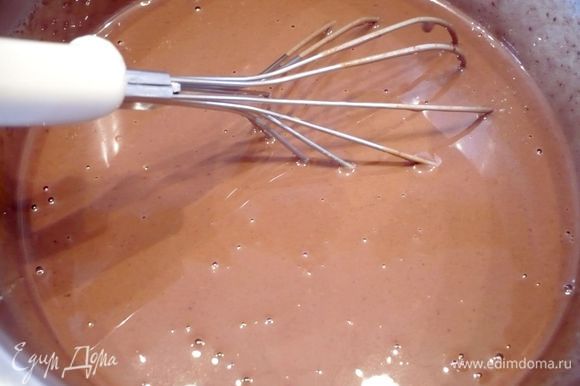Для мусса разогреваем сливки и заливаем горячими сливками шоколад, помешиваем, пока шоколад не растает, вводим молочно-яичную смесь. Перемешиваем. Наш мусс готов. Достаем основу для тарта из духовки, снимаем бумагу с грузом. Уменьшаем градус в духовке до 140.