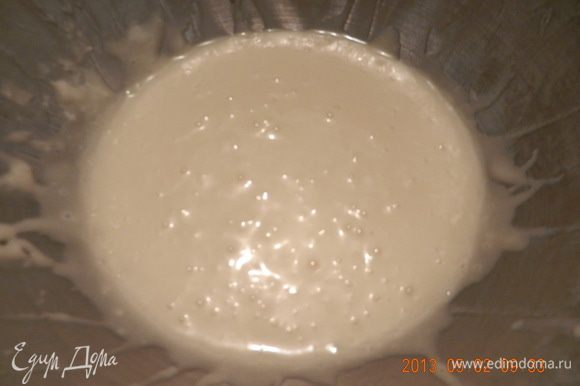 Затем начните медленно добавлять теплое молоко и размешивайте до однородной консистенции. Глазурь должна получиться не сильно густой и не жидкой.