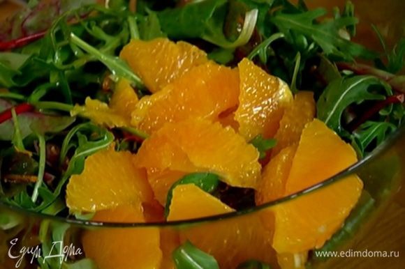 Листья салата соединить с мякотью апельсина и 1 ч. ложкой цедры.