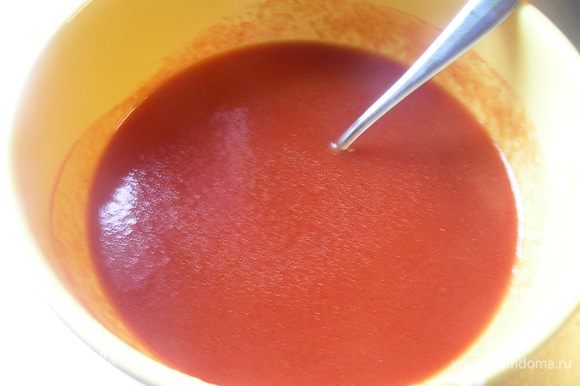 Для соуса смешиваем томатный соус, вино, масло, соль, перец, сахар.