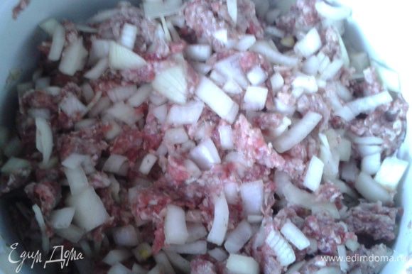Можно сделать начинку из фарша и лука, точно так же как и начинка с рубленным мясом, только мясо пропускается через мясорубку.