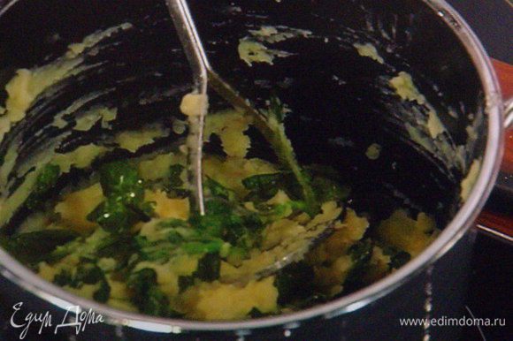 Картофель сварить, как обычно, на пюре. 2 шалота и 1 зубок чеснока мелко нарезать и пассеровать в 50 г сливочного масла, добавить шпинат (для не любителей шпината - его можно заменить любой зеленью) и притушить пока не поплывет, залить 50 мл овощного бульона, потушить 2- 3 мин, заправить солью, перцем, мускатным орехом. Картошку размять мялкой и соединить со шпинатом.