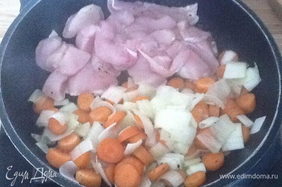 Перемешиваем лук с морковью, 1 - 2 мин., отодвигаем в сторону. На освободившуюся часть сковороды выкладываем кусочки филе.