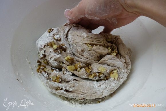 Замешиваем в тесто порезанные на четвертинки грецкие орехи, меньше не стоит.