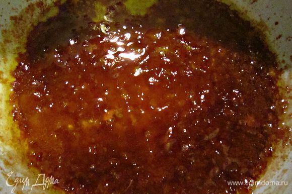 Подготовить соус: нагреть оливковое масло и растворить в нём крахмал. Добавить мёд, горчицу, соевый соус и вымешивать всё до однородного состояния. Залить пирог соусом. Выпекать пирог 35-45 мин. при 180г.