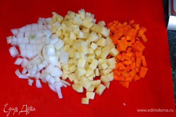 Морковь, картофель и лук порезать кубиками