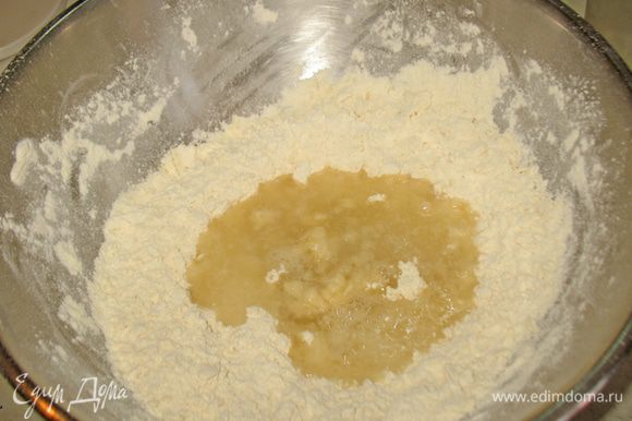 Заливаем масляно-мучную смесь кипящим жиром и замешиваем тесто. Лучше всего вымешивать деревянной ложной быстро чтобы не остыло тесто.