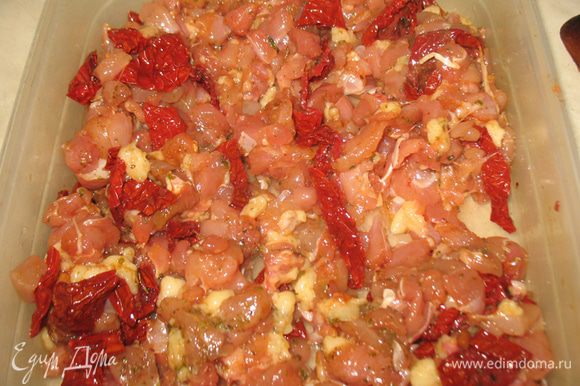 Порежем вяленые помидоры кусочками и добавим их к мясу.