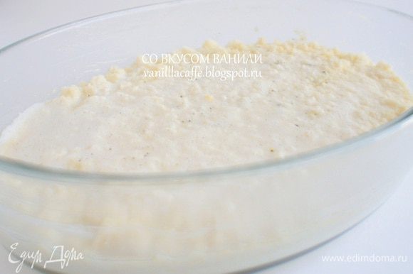 Залить сухари приготовленным заварным кремом. Оставить на 15 минут, так чтобы сухари пропитались кремом.