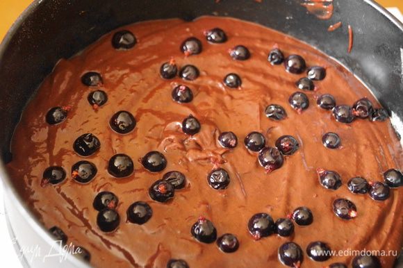 Затем половину ягод из сиропа, и накрыть вторым коржом, повторить ганаш, затем смородина.