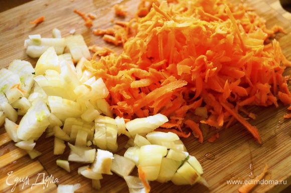 Лук очистить и мелко порезать, почистить морковку и натереть на терке, обжарить на сковороде с растительным маслом