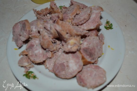 Колбасу очищаем и нарезаем кружками (можно заменить постным мясом, чтобы немного облегчить блюдо).