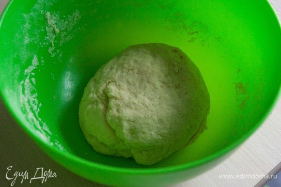 Смешать пшеничную и кукурузную муку с солью и содой. Яйцо смешать с сахаром. В получившуюся сыпучую смесь добавить яйцо с сахаром, а затем простоквашу. Замешать тесто. Убрать в сторону на пол часа.