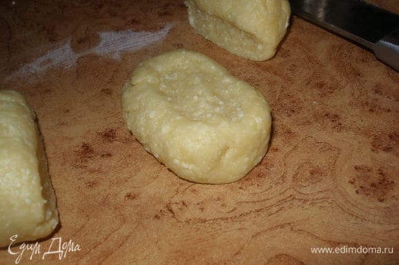 Дальше из теста сделать колбаски, порезать на небольшие кусочки и придать форму пряника.